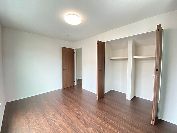 【☆Room☆ 】☆Room☆
各部屋を最大限に広く使って頂ける様、全居住スペースに収納付。プライベートルームはゆったりと快適に。