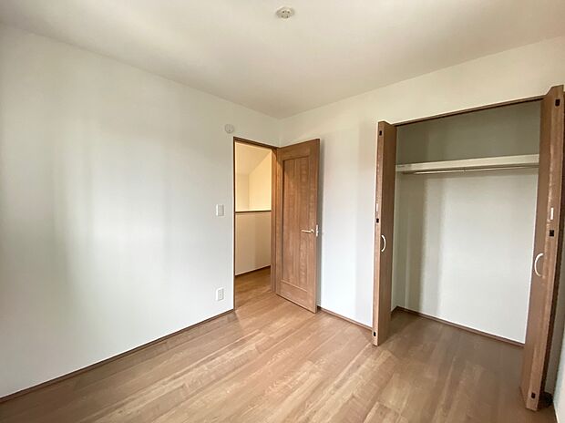 【☆Room☆】☆Room☆
居室に完備の収納は、お部屋を広々使うことが出来る優れもの!大切な思い出の品や、「今は使わない」季節ものを大切に保管♪スッキリ綺麗なお部屋で、趣味の時間も更に充実♪