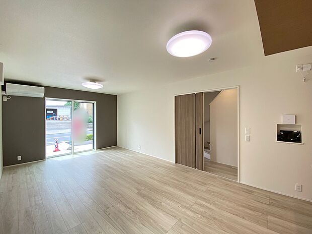【☆Living Room☆ 】☆Living Room☆
『LDKは家族だんらんをデザイン』家族が集まり一緒の時間がすごせる工夫がされております。何気ない一日のひとコマが何者にも代えがたい宝物になることでしょう♪