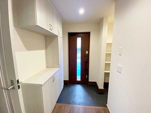【☆Entrance☆ 】周辺は静かで落ち着いた住宅街。道幅にゆとりがあるため、お車の出し入れの際にも快適です♪