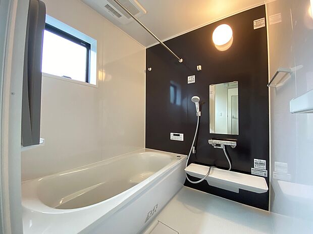 【☆System　Bath☆ 】☆System　Bath☆
半身浴も楽しめる一坪タイプの浴室は、防カビ仕様となっており、お掃除も楽々です。浴室乾燥機を完備し雨の日のお洗濯も安心です。