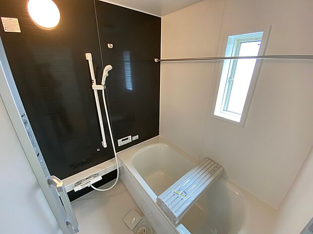 【☆System Bath☆】☆System Bath☆
「頑張った今日一日の疲れを癒すには、ゆっくり寛げる浴室が良いなぁ。」そんなお声にピッタリな、こちらの浴室♪ゆったりお湯に浸かれる浴槽は半身浴も可能です!