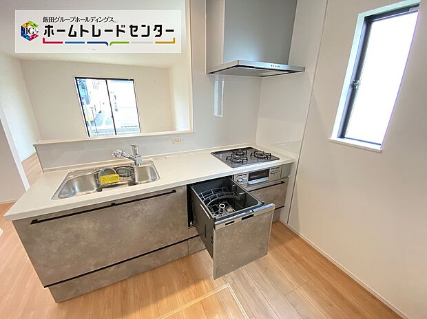 【☆Powder Room☆ 】☆Powder Room☆
収納スペースもバッチリなこちらの洗面化粧台。忙しい朝の時間にお役立ち！化粧品やヘアケア用品など細かな物もしっかり収納しておけるから「あれ？アレどこだっけ？」がなくなること間