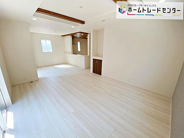 【リビング】室内にいても、たっぷりの陽光と爽やかな風を感じて頂ける、開放感あふれるリビングです。ご家族と穏やかに過ごす、心地の良い時間が流れます♪