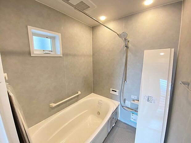 【☆System Bath☆ 】☆System Bath☆
半身浴も楽しめる一坪タイプの浴室は、防カビ仕様となっており、お掃除も楽々です。浴室乾燥機を完備し雨の日のお洗濯も安心です。