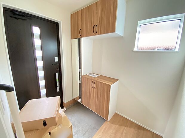 【玄関】☆街に溶け合う美しい景観を生みだせるシンプルシックでおしゃれな外観と住み心地を考え貫いた設計!「ゆとりある落ち着いた暮らし」を叶えます♪