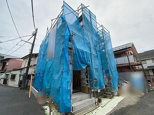 【現地外観写真】☆住む人を映し出す洗練された佇まいは、いつまでも輝き続けながらいつしか街の風景に溶け込んでいきます。デザイン・目に見える設備面も大切ですが、耐震構造で地震に強い家の為、次代へ繋ぐ強固な住宅です。