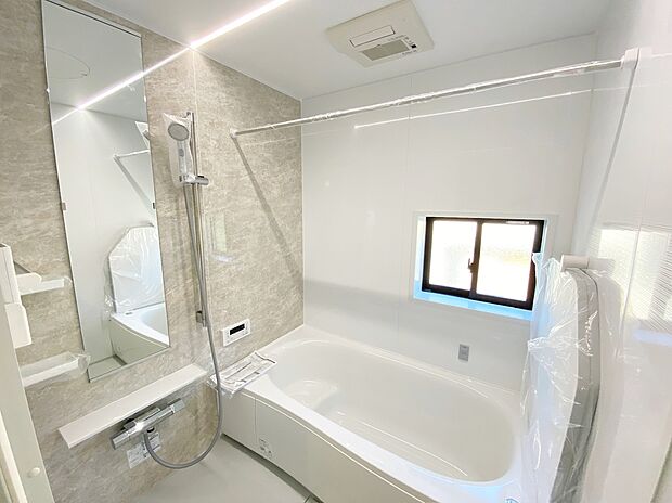 【☆System Bath☆ 】☆System Bath☆
『一日の疲れを落としてくれる場所は、一番落ち着く場所でなければならない』高級感溢れるカラーと大きさ・柔らかな曲線で構成された半身浴も楽しめるバスタブの心地よさを是非!!