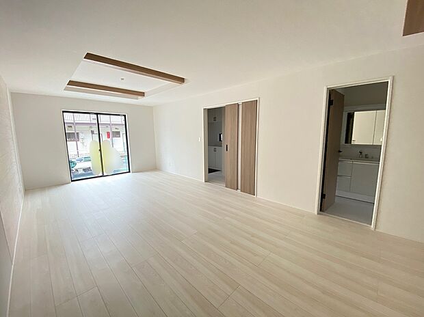 【☆Living　Room☆】☆Living　Room☆
家族の食事や団らんのほか、子供を遊ばせたり、友人を招いたりするＬＤＫは住まいの中心。長時間過ごす場所だからこそ、大切にしたい場所♪