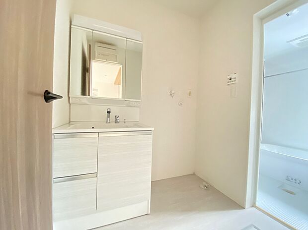 【☆Powder Room☆ 】☆Powder Room☆
収納スペースもバッチリなこちらの洗面化粧台。忙しい朝の時間にお役立ち！化粧品やヘアケア用品など細かな物もしっかり収納しておけるから「あれ？アレどこだっけ？」がなくなること間