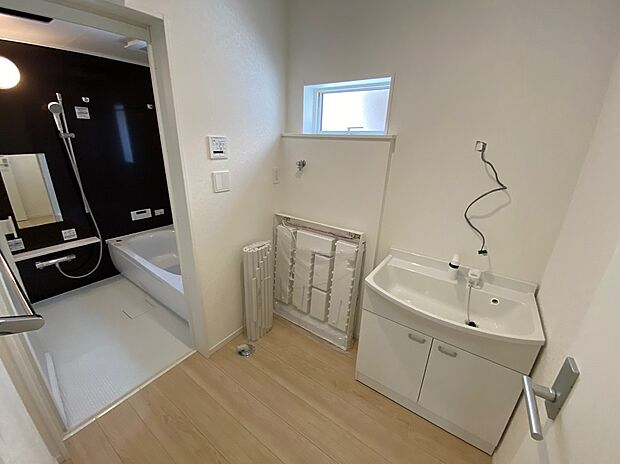 【☆Powder Room☆ 】☆Powder Room☆
収納スペースもバッチリなこちらの洗面化粧台。忙しい朝の時間にお役立ち！化粧品やヘアケア用品など細かな物もしっかり収納しておけるから「あれ？アレどこだっけ？」がなくなること間