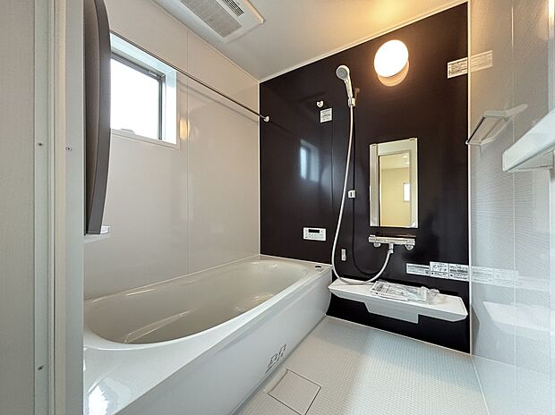 【☆System Bath☆ 】☆System Bath☆
半身浴も楽しめる一坪タイプの浴室は、防カビ仕様となっており、お掃除も楽々です。浴室乾燥機を完備し雨の日のお洗濯も安心です。