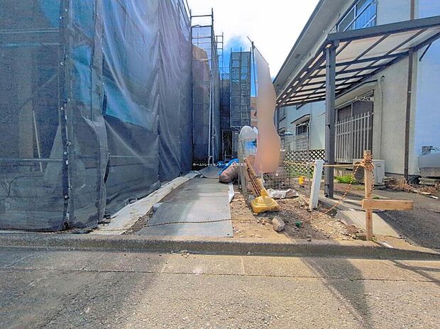 【前面道路含む現地写真】☆街に溶け合う美しい景観を生みだせるシンプルシックでおしゃれな外観と住み心地を考え貫いた設計!「ゆとりある落ち着いた暮らし」を叶えます♪