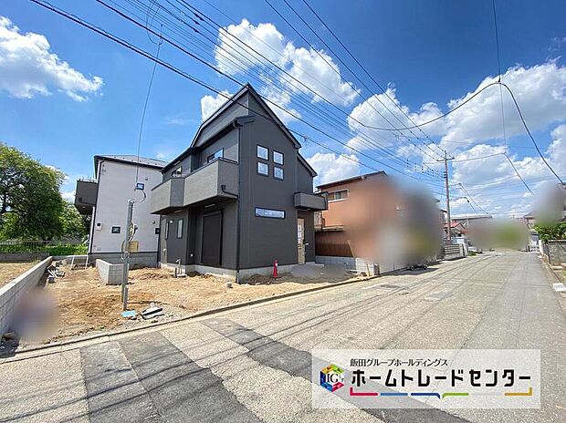 【前面道路含む現地写真】生活するだけの家ではなく「日々を楽しむ暮らし」を♪南からの陽光たっぷり降りそそぐ明るいお住まいです。採光良好な風通しの良い快適な空間となっております。