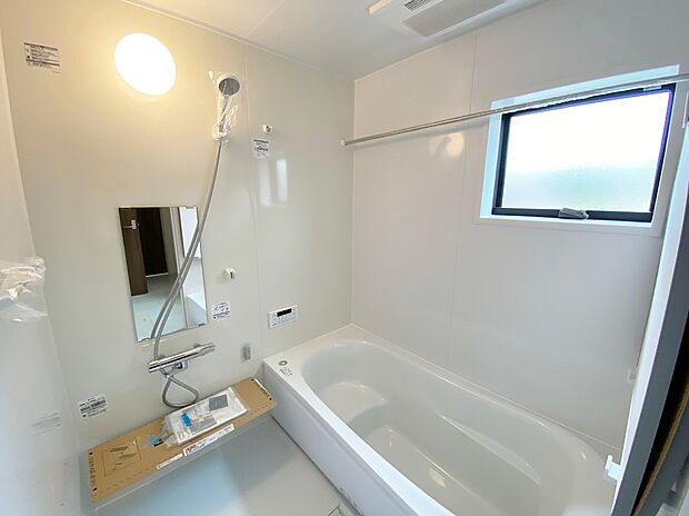 【☆System Bath☆ 】☆System Bath☆
半身浴も楽しめる一坪タイプの浴室は、防カビ仕様となっており、お掃除も楽々です。浴室乾燥機を完備し雨の日のお洗濯も安心です。