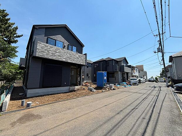 【現地外観写真】☆ひとたび扉を開けばそこに待っているのは上質な空間とマイホームでの新生活をイメージさせる優雅なひととき。「この家なら…」ではなく「ここに住みたい♪」と思う感動をお届けいたします。