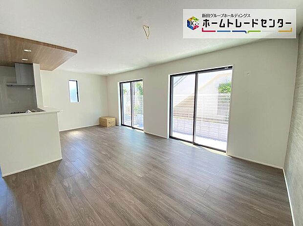 【リビング】会話が弾むリビング、料理が愉しくなるキッチン。家は、ただ生活する場ではなく、暮らしを愉しく、快適にする場所。笑顔の毎日、安らぎの日々のために、最新の設備・仕様を採用。