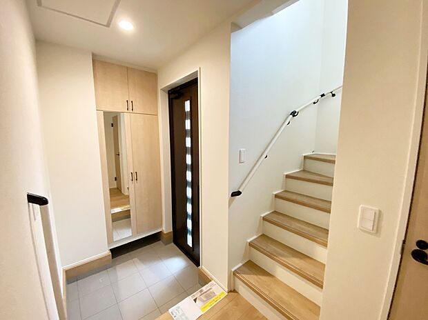 【☆Entrance☆ 】☆街に溶け合う美しい景観を生みだせるシンプルシックでおしゃれな外観と住み心地を考え貫いた設計！「ゆとりある落ち着いた暮らし」を叶えます♪
