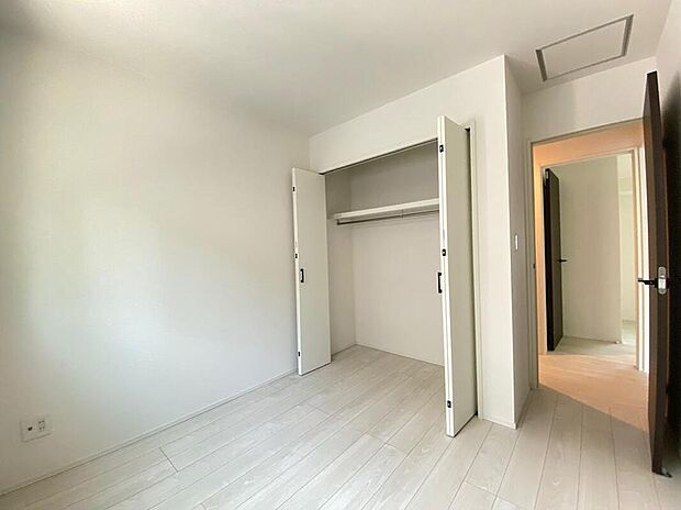 【リビング以外の居室】うららかな陽射しがどのお部屋にも降り注ぎますように、快適さを追求し尽くした間取り。得難い立地環境での生活を恵みの豊かな永住の地へと変えてくれることでしょう…