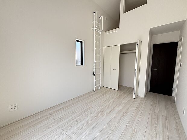 【☆Room☆】ロフトのあるお部屋は天井が高く、開放感がございます。お子さまのお部屋にも良いですね♪生活の中で、だんだん物が増えても、収納スペースたっぷりだから大丈夫♪