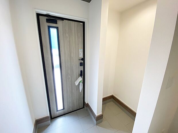 【☆Entrance☆ 】☆Entrance☆
お家に出会う人々を迎える玄関だからこそ、広々清潔感あふれる空間であって欲しいですよね♪「ただいま」、「こんにちは」、「風の音」が心地よいBGMになることでしょう♪