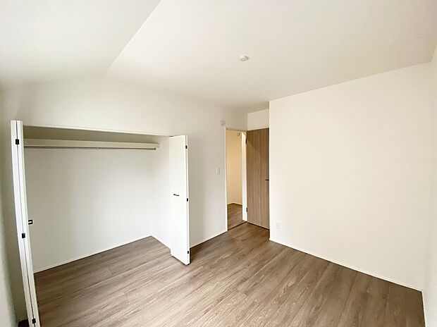 【☆Room☆ 】☆Room☆
各部屋を最大限に広く使って頂ける様、全居住スペースに収納付。プライベートルームはゆったりと快適に。