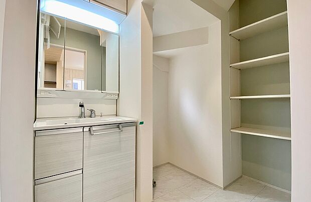 【☆Powder Room☆ 】☆Powder Room☆
三面鏡ならではの収納力、シャンプードレッサーならではの機能性、どちらも採用しております。汚れが落ちやすいすべり台ボウルは手入れもしやすく日々の生活を陰ながら支えてくれる仕様