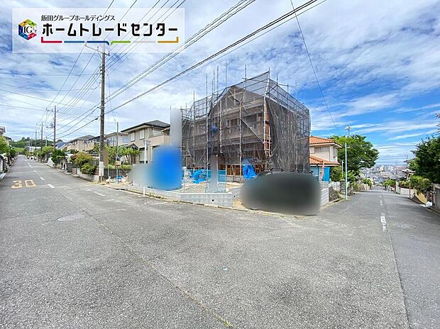 【前面道路含む現地写真】☆前面道路は車通りが多くないので、お車の出し入れもラクラクです♪一戸建ては都心部などの物件を除き、駐車スペース付きの物件が一般的。玄関と駐車スペースとの行き来もしやすく、天候が悪い日などに便利です。