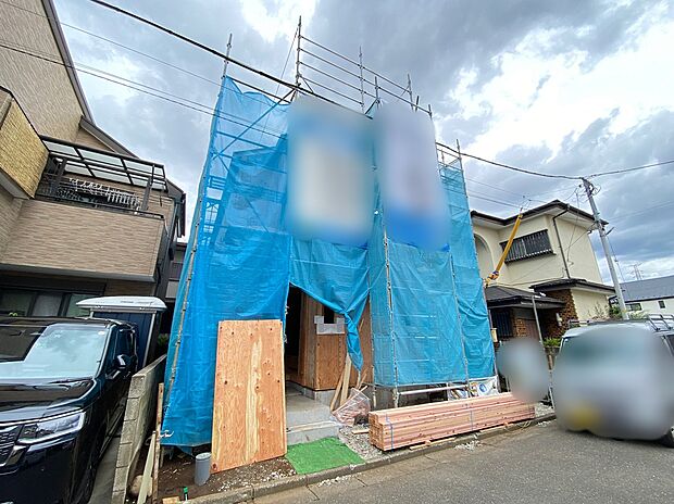 【現地外観写真】☆街に溶け合う美しい景観を生みだせるシンプルシックでおしゃれな外観と住み心地を考え貫いた設計！「ゆとりある落ち着いた暮らし」を叶えます♪