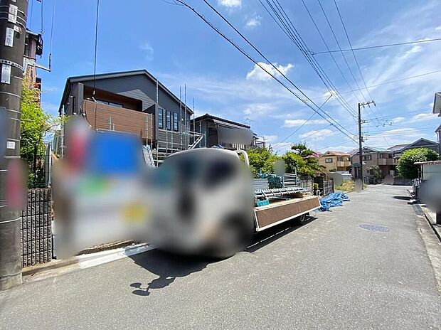 【前面道路含む現地写真】☆街に溶け合う美しい景観を生みだせるシンプルシックでおしゃれな外観と住み心地を考え貫いた設計！「ゆとりある落ち着いた暮らし」を叶えます♪
