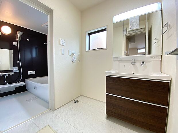 【☆Powder Room☆】☆Powder Room☆
収納スペースもバッチリなこちらの洗面化粧台。忙しい朝の時間にお役立ち！化粧品やヘアケア用品など細かな物もしっかり収納しておけるから「あれ？アレどこだっけ？」がなくなること間