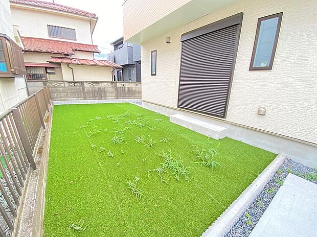 【庭】戸建て住宅ならではの長所《お庭》付！お子様と遊んだり家庭菜園を始めてみたり…。お家時間が益々充実しそうですね♪