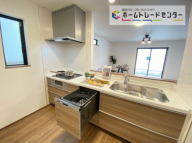 【☆System　Kitchen☆】いつもご家族と一緒に過ごせるのが対面キッチンの魅力！今日の出来事を話しながら、一緒にお料理をしながら…いつもご家族の笑顔が近くにあります。このお家で良かったと感じるひ