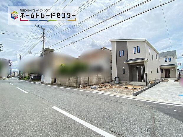 【前面道路含む現地写真】☆街に溶け合う美しい景観を生みだしているにも関わらず、採光や風通しを考えて設計された間取り。近隣との視線を考え、街全体で調整される窓位置。外観だけでなく、そこに住まうご家族の心地よさを最優先しました。