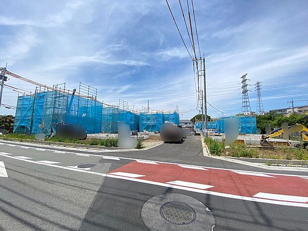 【前面道路含む現地写真】一戸建ての大きなメリットは、「自分の土地」を自由に使えること。好きなペットが飼えるほか、ガーデニングやDIY、車やバイクの手入れなど様々な趣味を楽しめます♪