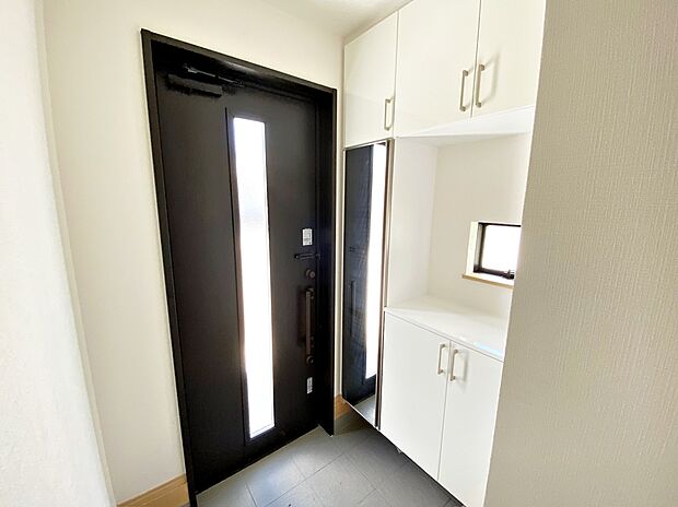 【☆Entrance☆ 】☆Entrance☆
お家に出会う人々を迎える玄関だからこそ、広々清潔感あふれる空間にしたいものです。採光・通風にも配慮された設計で毎日明るい空間をキープします♪