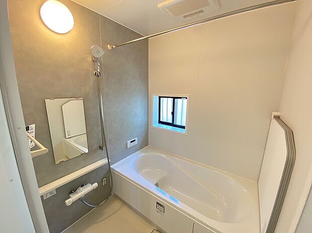 【☆System Bath☆ 】☆System Bath☆
半身浴も楽しめる一坪タイプの浴室は、防カビ仕様となっており、お掃除も楽々です。浴室乾燥機を完備し雨の日のお洗濯も安心です。