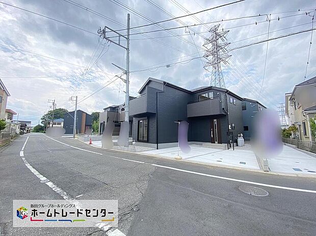 【前面道路含む現地写真】☆街に溶け合う美しい景観を生みだしているにも関わらず、採光や風通しを考えて設計された間取り。近隣との視線を考え、街全体で調整される窓位置。外観だけでなく、そこに住まうご家族の心地よさを最優先しました。