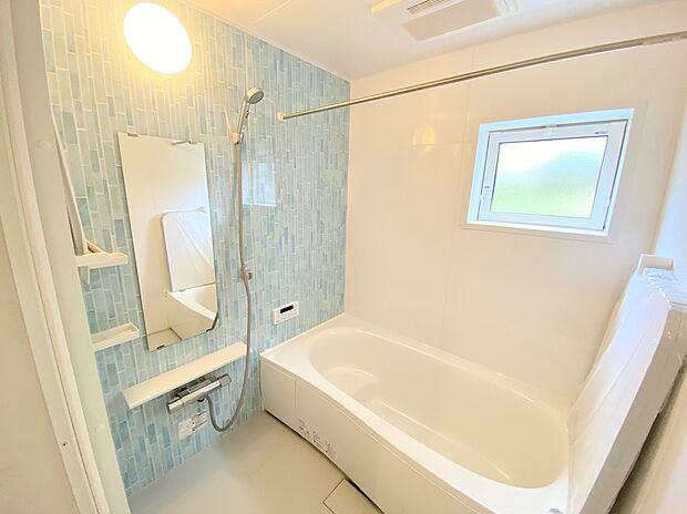 【☆System　Bath☆ 】☆System　Bath☆
半身浴も楽しめる一坪タイプの浴室は、防カビ仕様となっており、お掃除も楽々です。浴室乾燥機を完備し雨の日のお洗濯も安心です。