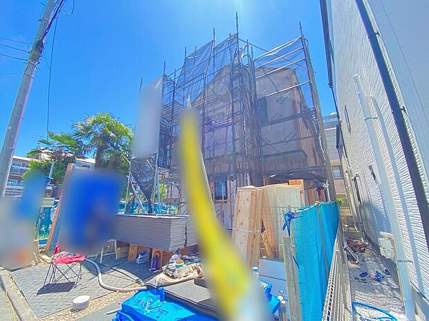 【前面道路含む現地写真】☆忙しく過ぎゆく日常を置き去るほど、ゆったりした時間が流れる住環境。『快適』とは「家」と「街」と「環境」が調和した時に訪れるだと改めて感じさせる永住邸がこちらです。
