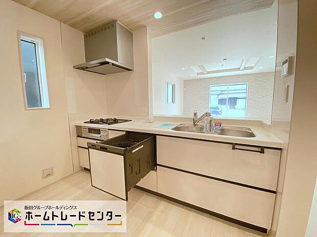 【キッチン】作業スペースを多くとったキッチン。夫婦そろってキッチンに立っても調理がしやすくゆとりある広さ。食器類もすっきりと片付く収納力が期待できます。