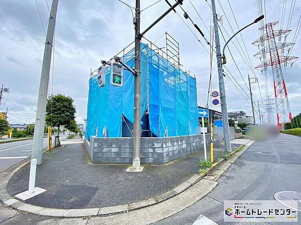 【前面道路含む現地写真】☆街に溶け合う美しい景観を生みだしているにも関わらず、採光や風通しを考えて設計された間取り。近隣との視線を考え、街全体で調整される窓位置。外観だけでなく、そこに住まうご家族の心地よさを最優先しました。