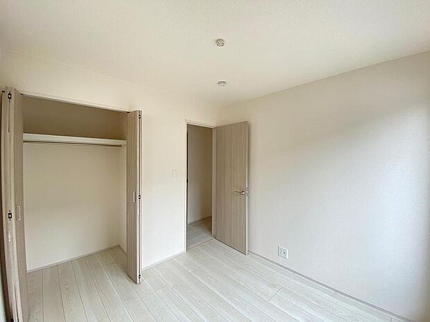 【リビング以外の居室】一人にひと部屋?収納?書斎?趣味部屋?あるいは客室?部屋数の多い間取りは、家族構成やライフステージの変化にも柔軟な対応を可能にし、家族の選択肢を広げます。