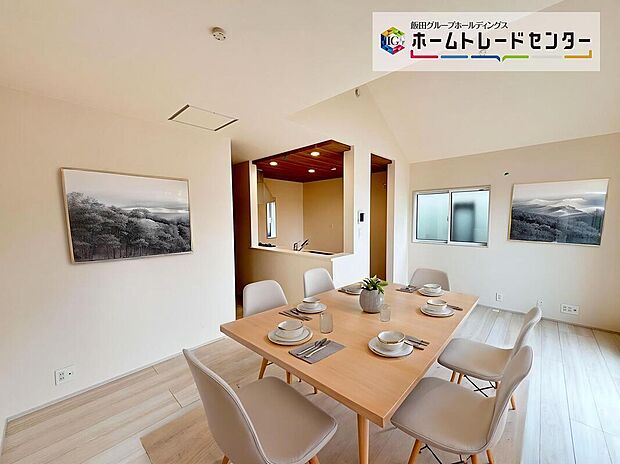 【☆Living Room☆ 】☆Living Room☆
ここにはみんなが集い、食事と楽しい会話が始まる。ついつい話に夢中になりすぎて、時を忘れ夜半過ぎになってしまう。そんな束の間の幸せを感じさせてくれる場所と(家具はCGです)