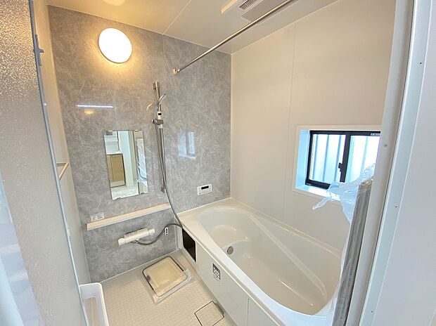 【☆System Bath☆】半身浴も楽しめる一坪タイプの浴室は、防カビ仕様となっており、お掃除も楽々です。浴室乾燥機を完備し雨の日のお洗濯も安心です。