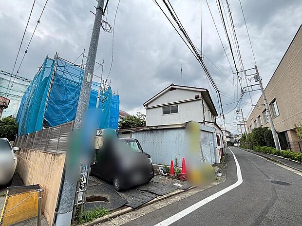 【前面道路含む現地写真】☆街に溶け合う美しい景観を生みだせるシンプルシックでおしゃれな外観と住み心地を考え貫いた設計!「ゆとりある落ち着いた暮らし」を叶えます♪