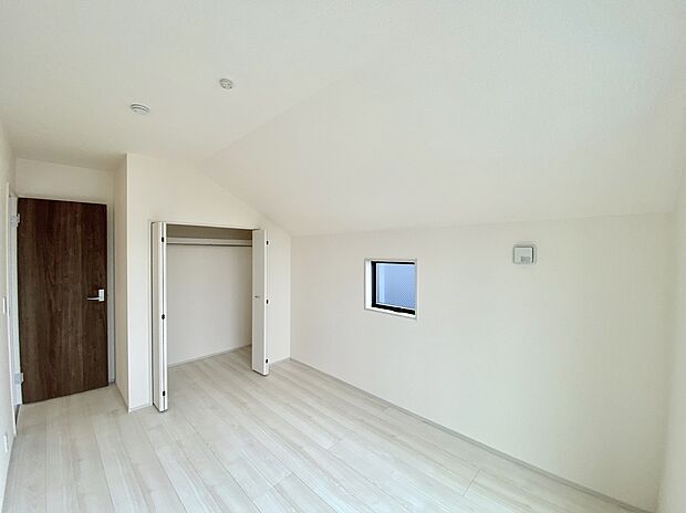【☆Room☆ 】☆Room☆
各部屋を最大限に広く使って頂ける様、全居住スペースに収納付。プライベートルームはゆったりと快適に。
