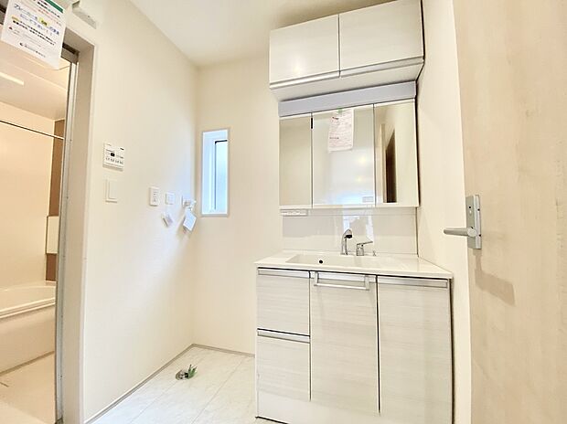 【☆Powder Room☆ 】☆Powder Room☆
三面鏡ならではの収納力、シャンプードレッサーならではの機能性、どちらも採用しております。汚れが落ちやすいすべり台ボウルは手入れもしやすく日々の生活を陰ながら支えてくれる仕様
