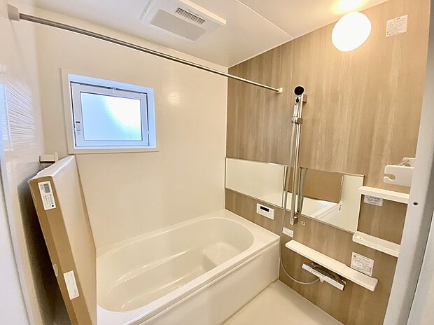 【☆System Bath☆ 】☆System Bath☆
半身浴も楽しめる一坪タイプの浴室は、防カビ仕様となっており、お掃除も楽々です。浴室乾燥機を完備し雨の日のお洗濯も安心です。