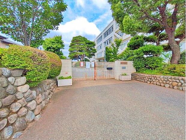昭島市立拝島中学校(約80m)